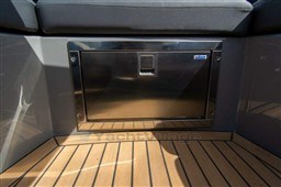 ef890_qsjwu_play_24_inboard_pont1.jpg