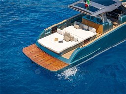 8ac88_iyjiw_10_exterior_stern.jpg