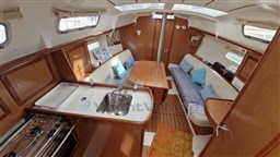 7f1f8_fzwdi_beneteau-oceanis-323_avec_place_de_port_possible_2_.jpg