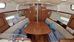 db231_m1pf8_beneteau-oceanis-323_avec_place_de_port_possible_16_.jpg