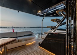 24d2c_b7zxk_phantom_65_interior_08218.jpg