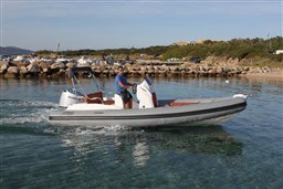 c82fd_w303m_location-bateau-bonifacio-fanalemarine-pichju-600-115cv-poussvague.jpg