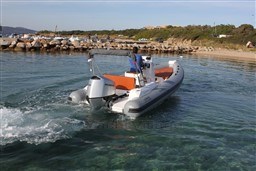 2b08e_acrbq_location-bateau-bonifacio-fanalemarine-pichju-600-115cv-poussvague-1.jpg