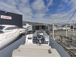 20a31_hzoht_semi-rigide_neuf_7.5m_moteur_hors-bord_200_cv_yamaha.jpg