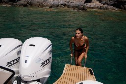 b2450_eqjgl_bateau_de_plaisance_moteur_hors_bord_yamaha_4_.jpg