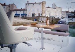 e7142_ofgxj_bateau_a_moteur_familiale_et_confortable_1_.jpg