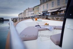 b76a2_d54vs_bateau_a_moteur_familiale_et_confortable_3_.jpg