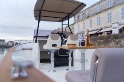 dd15c_ahbhc_bateau_a_moteur_familiale_et_confortable_2_.jpg