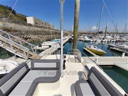 3312b_leg7q_rhea_trawler_34_flybridge.jpg