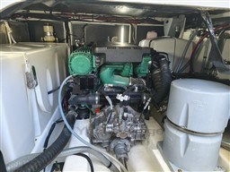 b96b6_vrkmp_trawler_34_salle_des_machines_-_moteur_volvo_440_cv.jpg