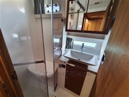 79294_6tkax_rhea_marine_trawler_34_salle_de_bain.jpg