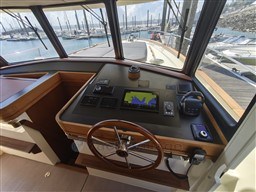48bfd_mr1cr_poste_de_pilotage_rhea_trawler_34.jpg