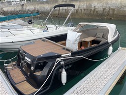 2b9c5_fsoic_corsiva_650_tender_classic_occasion_2023_coque_noire_pont_noir_suzuki_90cv_fil-marine_saint-cast.jpg