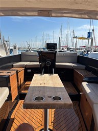 d47a9_5biqt_table_avec_pied_cockpit_corsiva_650_tender_classic_occasion_2023_bateau_familial_bretagne.jpg