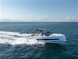 527a3_nywts_bateau_a_moteur_hors-bord_crene_a_step.jpg