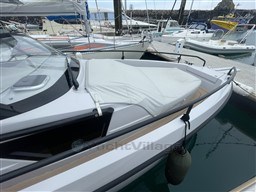 9b856_gtbq4_bateau_moteur_avec_cabine_occasion_1_.jpg