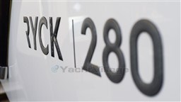 216ac_aowdx_bateau_moteur_premium_ryck_280_groupe_hanse_2023_equipement_haut_gamme.jpg