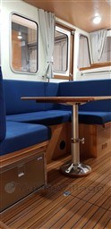 587e2_k21ij_plancher_timonerie_stratifil_joints_noirs_rhea_850_timonier_2019_finition_premium.jpg