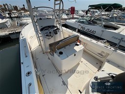 d1ce0_eq8zg_boston-whaler-210-outrage_00007.jpg