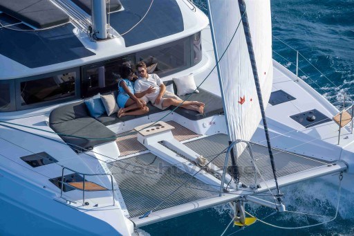 2d7d5_da66y_lagoon_51_cockpit_avant_de_loin_2_.jpg
