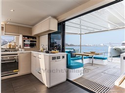 6c51e_eom0s_lagoon_55_cuisinet_salon_exterieur.jpg