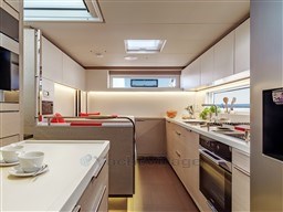 2cc36_lliwy_catamaran-lagoon-sixty-5-galley.jpg