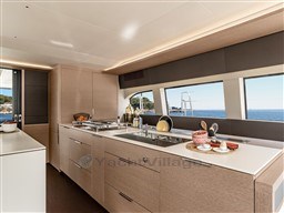 e31d0_ddion_catamaran-lagoon-sixty-5-galley-02.jpg