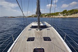 cd256_vv8ky_one-shot-foredeck.jpg