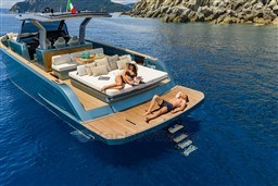 8381e_bvgqp_4_lifestyle_onboard.jpg