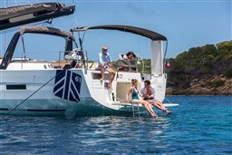 f1a7c_gmjj2_dufour-61-sailing-yacht-luxury-exterior-1.jpg