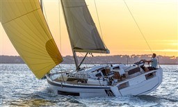 94394_cqds3_3-dufour-37-luxury-sailboat-for-sale-dufour-yachts.jpg