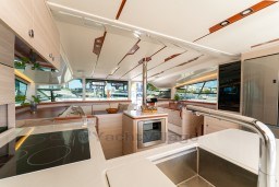 ace60_zbd1p_a50sail-salon_galley-_dsc2668.jpg