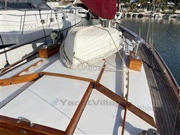 20a42_ketch_classic_boat-11.jpg