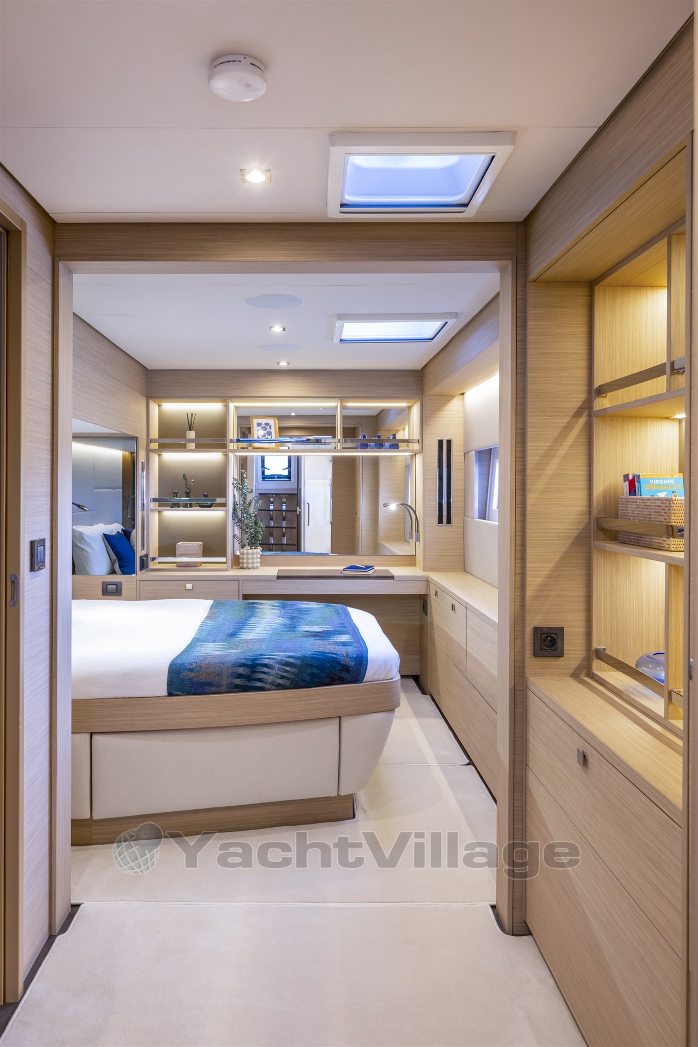 LAGOON-60-INTERIOR-OWNER-CABIN (1)