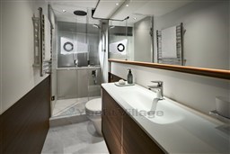 [I] v65-interior-owners-bathroom-walnut-satin