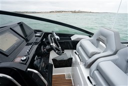 [E]FLYER-10_IMAGE_DETAILS_HELM-min