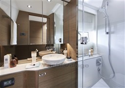 [I]f45-interior-owners-bathroom-rovere-oak-satin-scaled