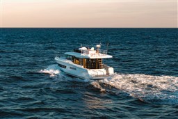 [E] SWIFT TRAWLER 37 FLY - IMAGE - EXTERIOR (4)