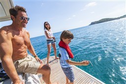 [E]SWIFT TRAWLER 41 FLY_IMAGE_EXTERIOR_LIFESTYLE (1)