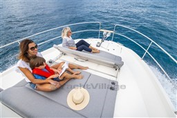 [E]SWIFT TRAWLER 41 FLY_IMAGE_EXTERIOR_LIFESTYLE