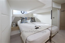 [I]  v40-interior-aft-cabin-beds-together-alba-oak-satin