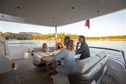 [E]  y80-exterior-cockpit-lifestyle-2