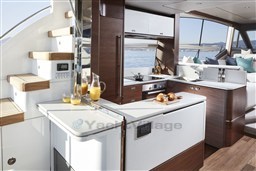 [I] 62-interior-forward-galley-walnut-satin-kopie-kopie-scaled.jpg