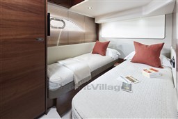[I] 62-interior-starboard-cabin-walnut-satin-kopie-scaled.jpg