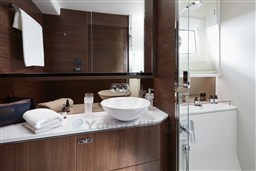[I] 62-interior-owners-bathroom-american-walnut-satin-kopie-kopie-scaled.jpg