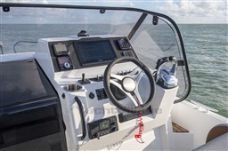 [I]FLYER-9-SUNDECK_IMAGE_DETAILS_HELM-min