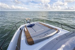 [I]FLYER-9-SUNDECK_IMAGE_DETAILS_BOW-SUNPAD-min