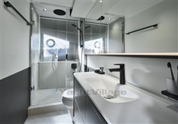[I] s65-interior-owners-stateroom-bathroom-silver-oak-satin-scaled