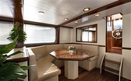 Gentleman yacht table