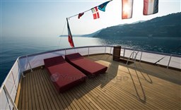 Gentleman yacht cruise